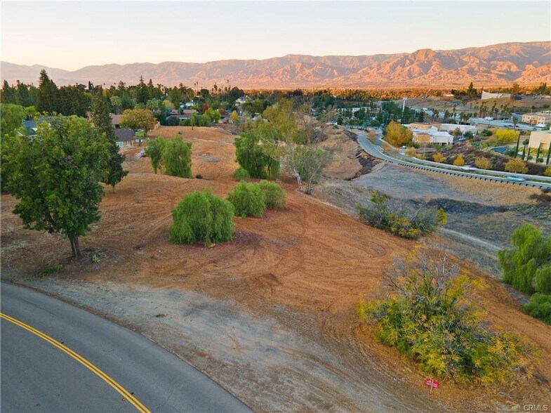 225 Sunset Drive North, Redlands, CA à vendre - Photo du bâtiment - Image 2 de 6