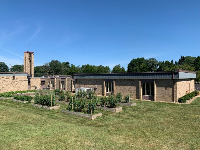 930 S Nickelplate St, Louisville, OH à vendre - Photo du bâtiment - Image 2 de 8