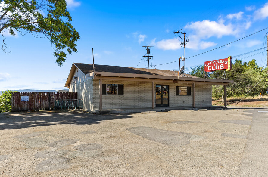 311 Lake Mendocino Dr, Ukiah, CA à vendre - Photo du bâtiment - Image 1 de 1