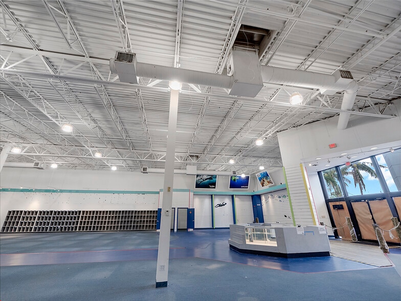 4074 Northlake Blvd, Palm Beach Gardens, FL for sale - Interior Photo - Image 2 of 15