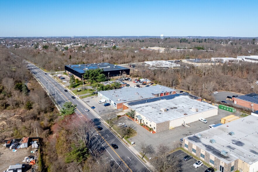 1478 Old Country Rd, Plainview, NY à vendre - Photo du bâtiment - Image 3 de 12