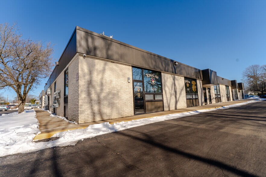 152 Islip Ave, Islip, NY à vendre - Photo du bâtiment - Image 2 de 3