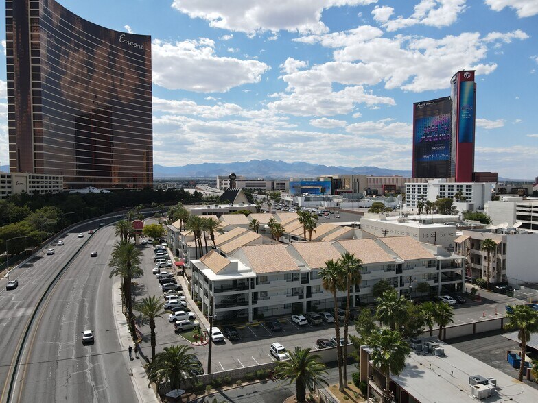 344 E Desert Inn Rd, Las Vegas, NV à louer - Photo du bâtiment - Image 3 de 8