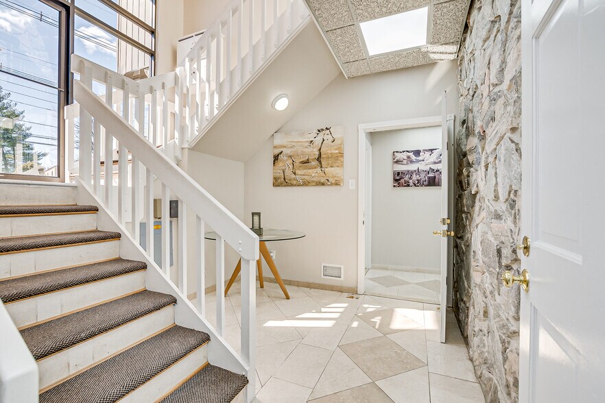 894 Green St, Iselin, NJ à louer - Photo intérieure - Image 2 de 32