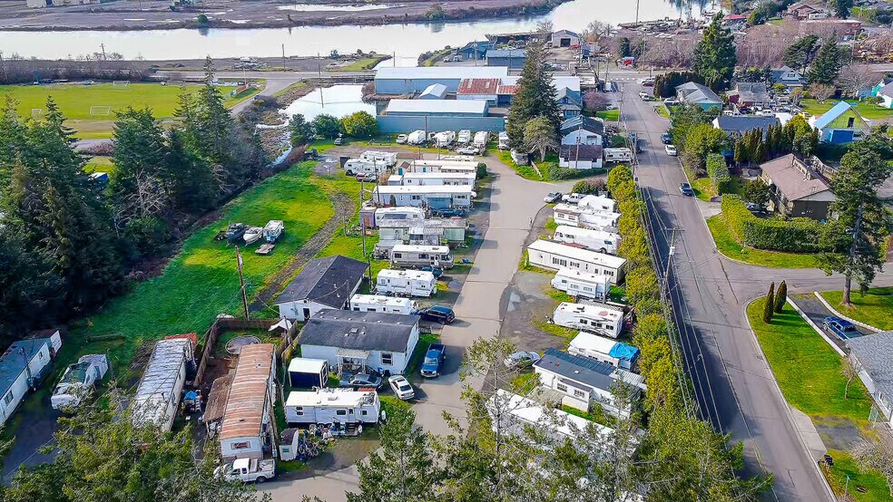 718 F St, Coos Bay, OR à vendre - Photo du bâtiment - Image 2 de 12