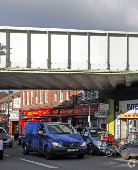 110-114 Golders Green Rd, London for lease - Building Photo - Image 2 of 2