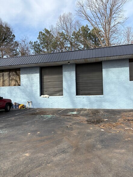 5926-5940 N Tryon St, Charlotte, NC à louer - Photo du bâtiment - Image 3 de 10
