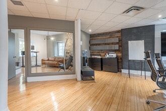 32 Rue Saint-Charles, Longueuil, QC à louer Photo intérieure- Image 2 de 15