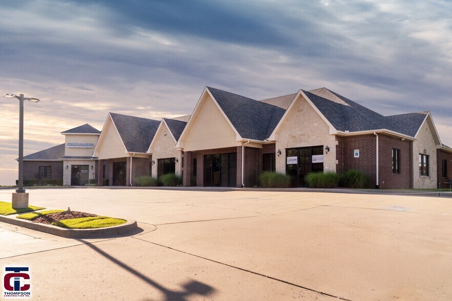 8126 S Mingo Rd, Tulsa, OK à louer - Photo du bâtiment - Image 2 de 13