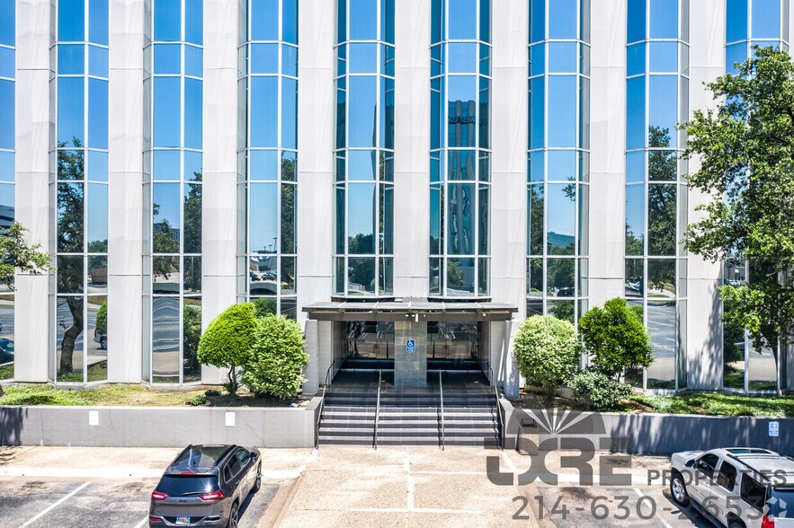8585 N Stemmons Fwy, Dallas, TX à louer - Photo du bâtiment - Image 3 de 15