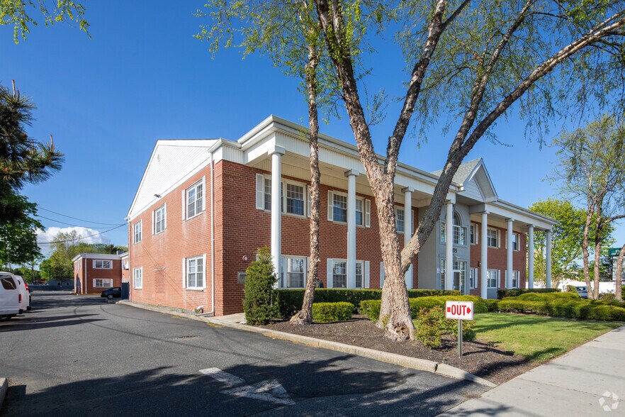 475 E Main St, Patchogue, NY à louer - Photo du bâtiment - Image 1 de 20
