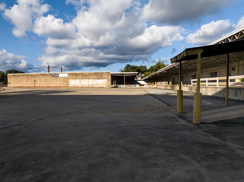 1533 Buncombe Rd, Greenville, SC à louer - Photo du bâtiment - Image 2 de 5