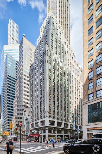 515 Madison Ave, New York, NY à louer - Photo du bâtiment - Image 1 de 3