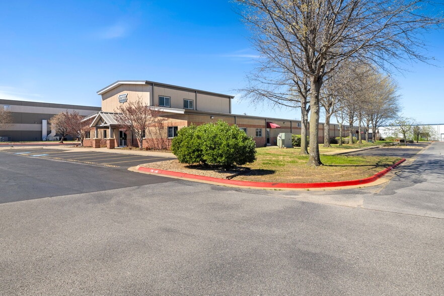 1207 SE 28th St, Bentonville, AR à louer - Photo du bâtiment - Image 2 de 36