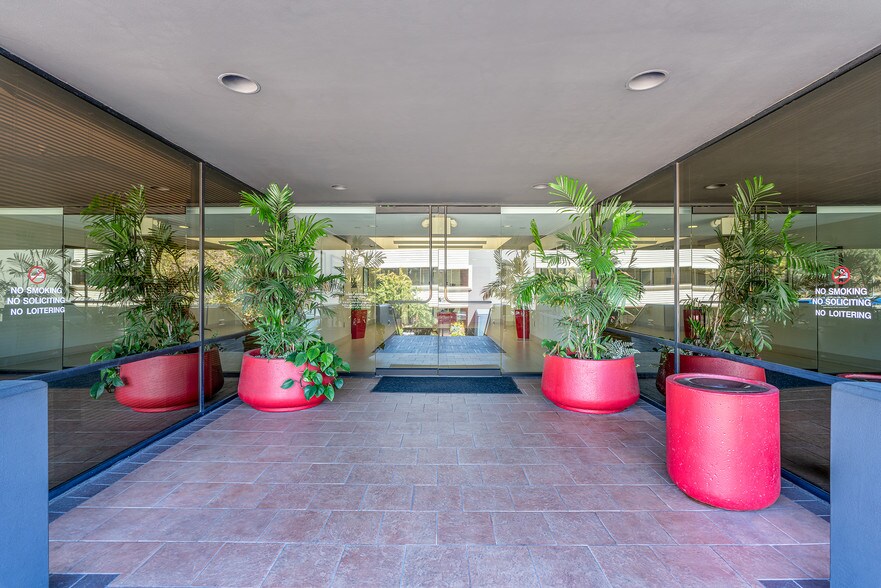 3252 Holiday Ct, La Jolla, CA à louer - Photo du bâtiment - Image 3 de 3