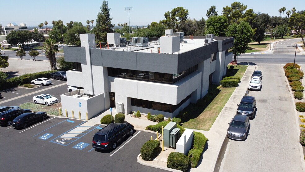 2201 Mt Vernon Ave, Bakersfield, CA à louer - Photo du bâtiment - Image 2 de 7