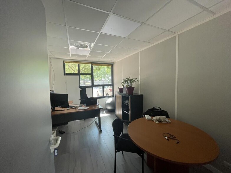 Retail in Marseille for lease - Interior Photo - Image 2 of 12