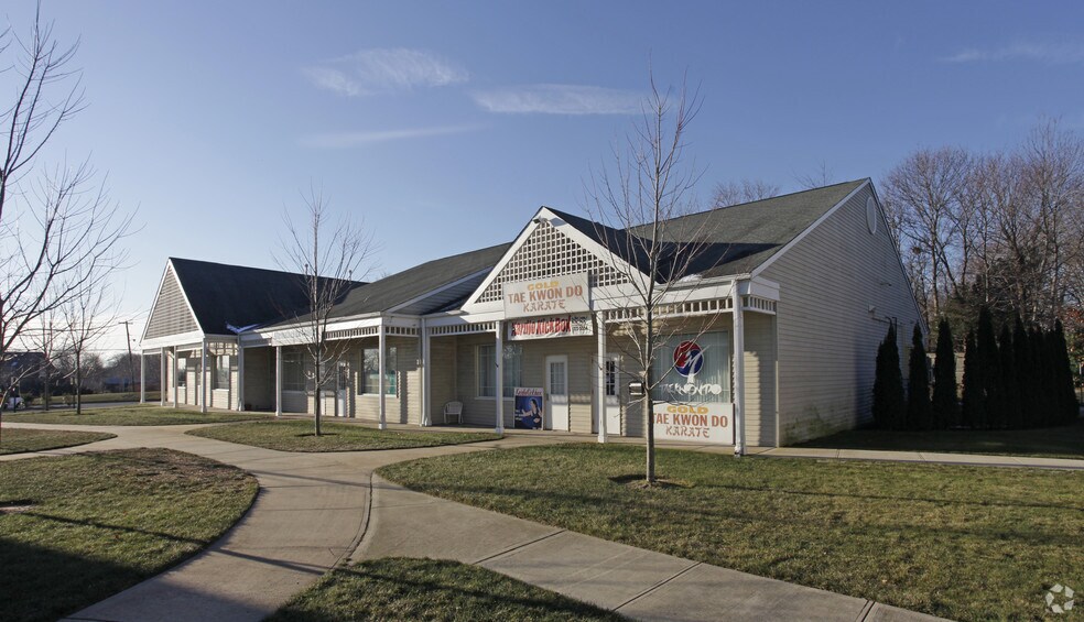 1116 Main Rd, Riverhead, NY à louer - Photo du bâtiment - Image 3 de 10