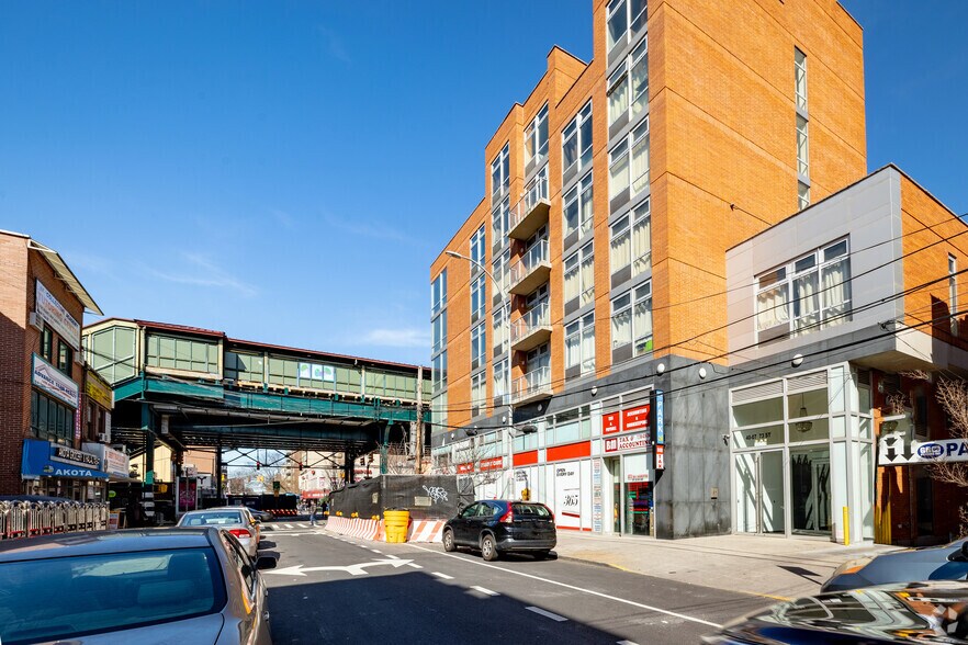 40-07 73rd St, Woodside, NY à vendre - Photo du bâtiment - Image 3 de 7