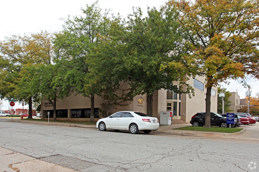 133 NW 8th St, Oklahoma City, OK for lease - Primary Photo - Image 2 of 6