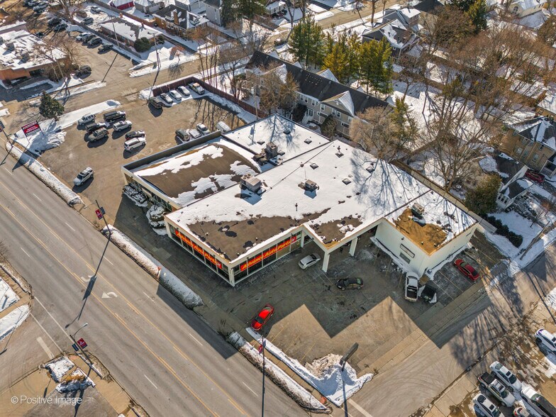 211 S Milwaukee Ave, Libertyville, IL à vendre - Photo du bâtiment - Image 3 de 14