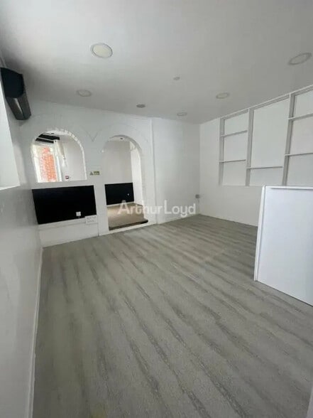 Retail in Reims for lease - Building Photo - Image 3 of 4