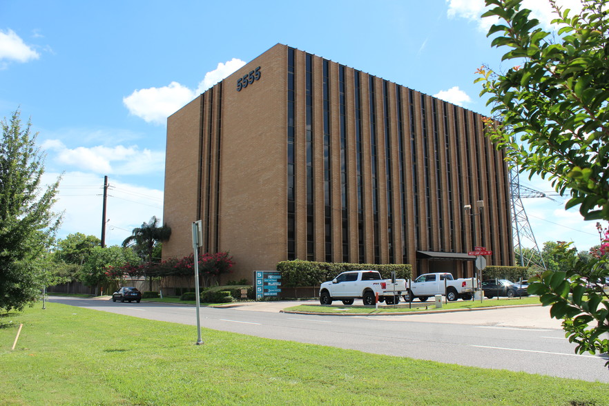 5555 WEST LOOP SOUTH OFFICE BUILDING - Épicerie