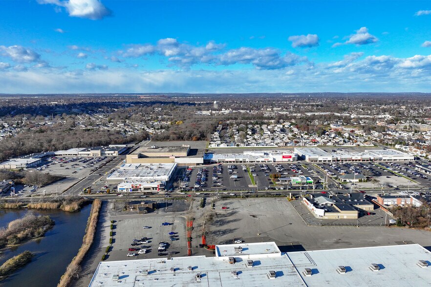 825-895 W Montauk Hwy, West Babylon, NY à louer - Photo du bâtiment - Image 2 de 8