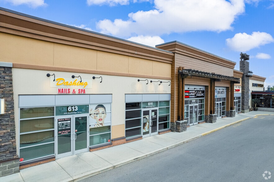 200 Southridge Dr, Okotoks, AB for lease - Building Photo - Image 2 of 6