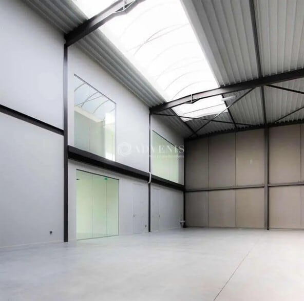 Flex in Loos for lease - Interior Photo - Image 2 of 5
