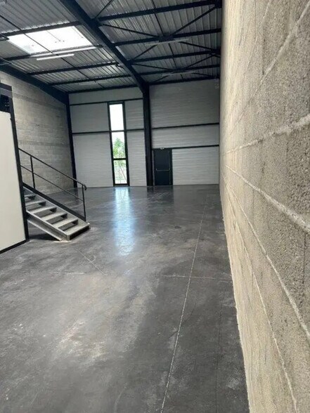 Flex dans Décines-Charpieu à louer - Photo du bâtiment - Image 3 de 4