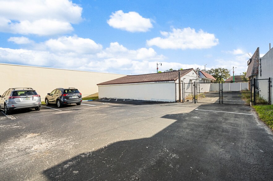 4749 Hollywood Blvd, Hollywood, FL à vendre - Photo du bâtiment - Image 3 de 14