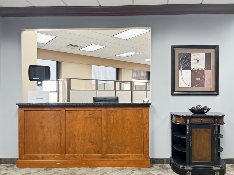 132 S Water St, Decatur, IL for lease - Building Photo - Image 3 of 7