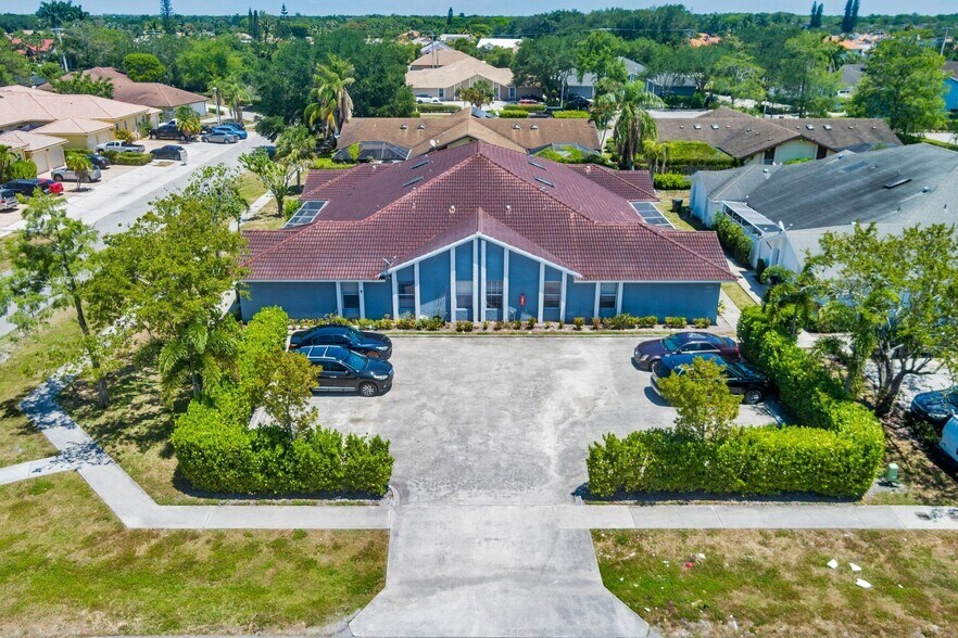13908 Folkestone Cir, Wellington, FL à vendre - Photo du bâtiment - Image 3 de 33