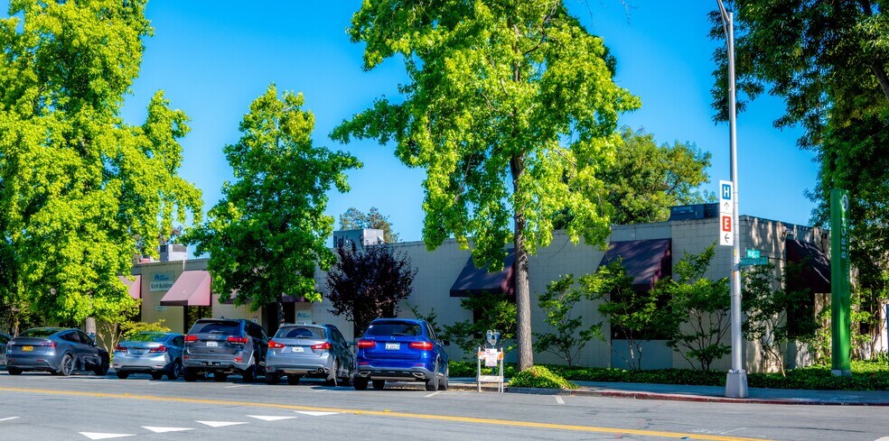 910 Marshall St, Redwood City, CA à louer - Photo du bâtiment - Image 2 de 9