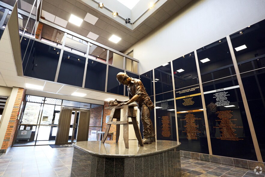 2725 12th St NE, Calgary, AB à louer - Hall d’entrée - Image 2 de 6