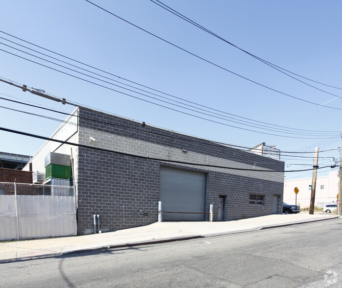 55-06 43rd St, Maspeth, NY à vendre - Photo du bâtiment - Image 2 de 9