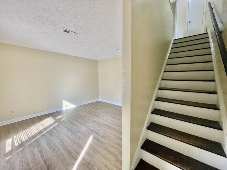 5840 Aftonshire Dr, Fayetteville, NC à vendre - Photo du bâtiment - Image 3 de 14