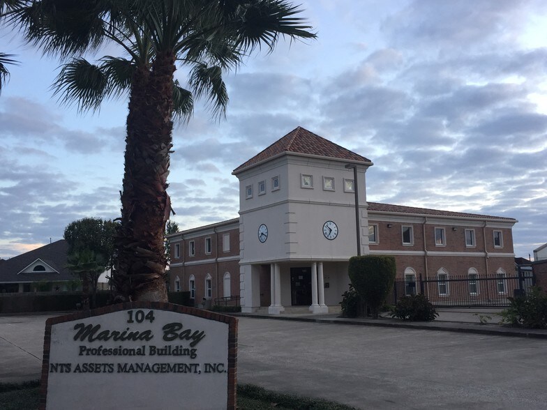 104 Twin Oaks Blvd, Kemah, TX à louer - Photo du bâtiment - Image 2 de 2