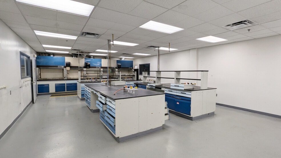 109 Corporate Ct, South Plainfield, NJ for lease - Interior Photo - Image 3 of 6