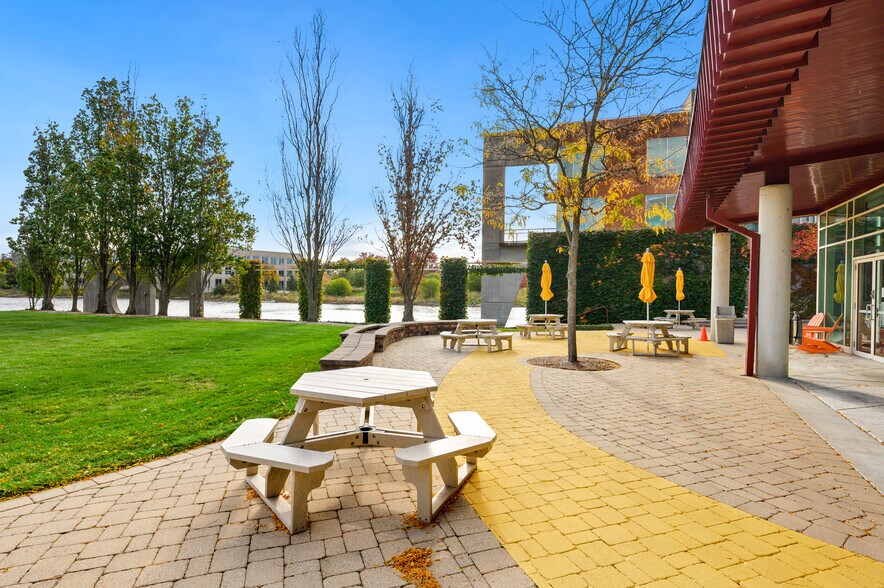 275 N Field Dr, Lake Forest, IL à louer - Photo du bâtiment - Image 3 de 9