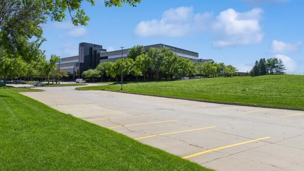 5800 University Ave, West Des Moines, IA à vendre - Vidéo sur l’inscription commerciale - Image 2 de 15