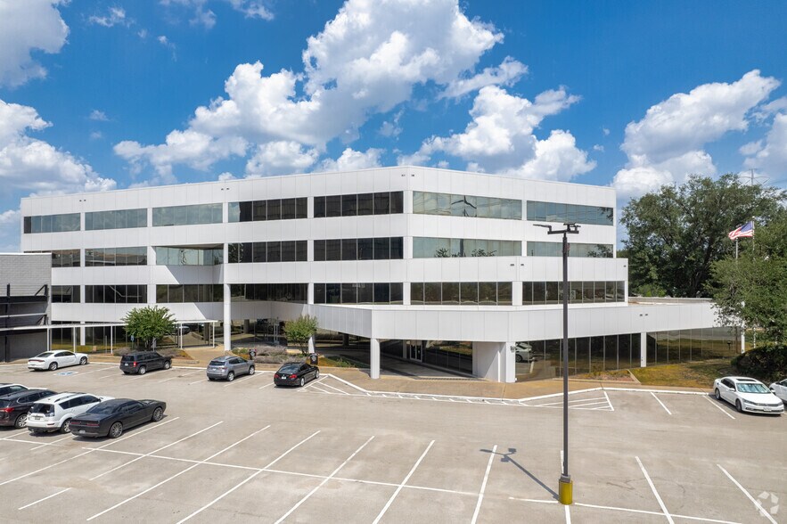 397 N Sam Houston Pky E, Houston, TX à louer - Photo du bâtiment - Image 3 de 27