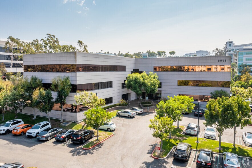 26522 La Alameda, Mission Viejo, CA à louer - Photo du bâtiment - Image 2 de 16