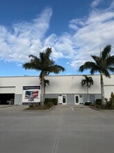 7525 SW Jack James Dr, Stuart, FL à louer Photo du bâtiment- Image 1 de 8