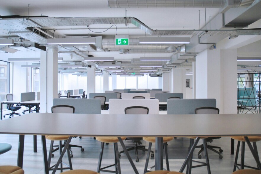 250 Waterloo Rd, Londres à louer - Photo du bâtiment - Image 3 de 17