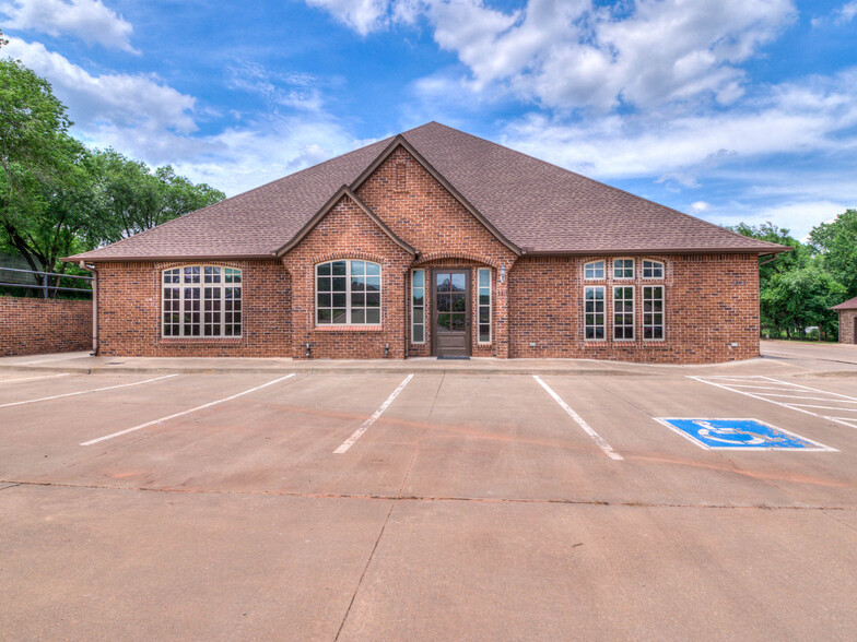 3027 Willowwood Rd, Edmond, OK for sale - Primary Photo - Image 1 of 21