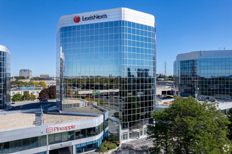 111 Gordon Baker Rd, Toronto, ON à louer - Photo du bâtiment - Image 2 de 3