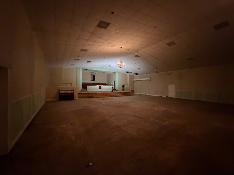 4.33 Acres with 24,000 sqft under roof portefeuille de 2 propriétés à vendre sur LoopNet.ca - Photo du bâtiment - Image 3 de 6