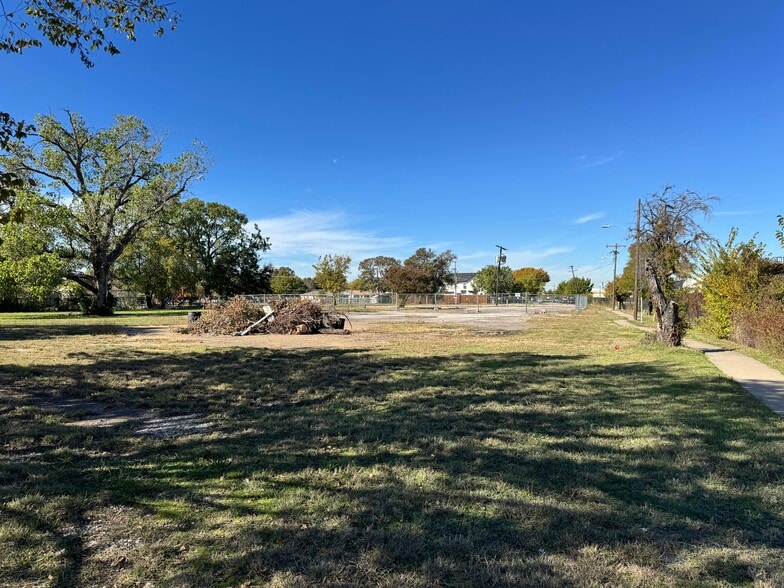 7715 Denton Dr, Dallas, TX for sale - Building Photo - Image 3 of 5